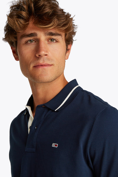 Blauw poloshirt met korte mouwen van TOMMY JEANS, met logo op de borst en kraag met witte streep.