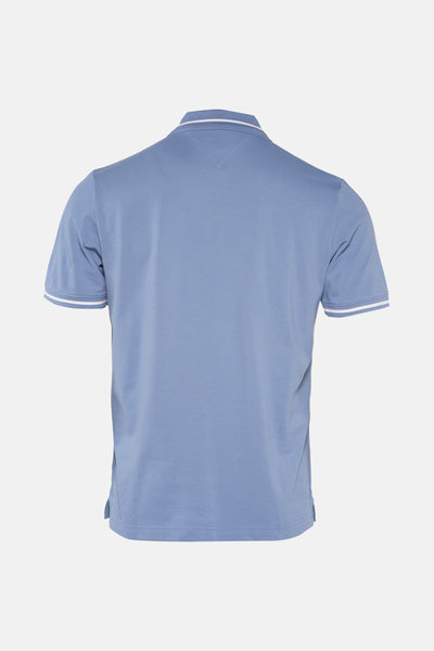 Blauw poloshirt van TOMMY JEANS met witte strepenafwerking aan de kraag en mouwen.
