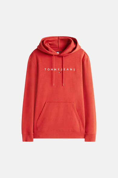 Rode TOMMY JEANS hoodie met trekkoord en kangoeroezak op een witte achtergrond.