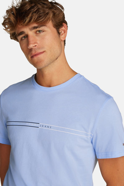 T-shirt à manches courtes bleu de TOMMY JEANS, avec logo sur la poitrine, porté par un homme.