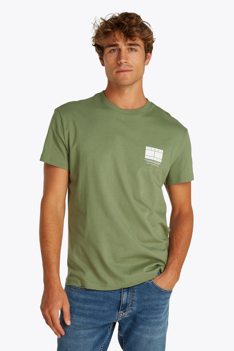 Groen T-shirt met korte mouwen van TOMMY JEANS, met logo op de borst, gedragen met een blauwe jeans.