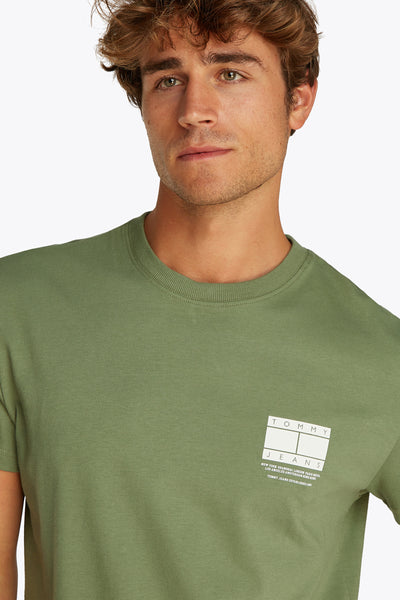 T-shirt à manches courtes vert de TOMMY JEANS avec logo carré imprimé sur le devant.

