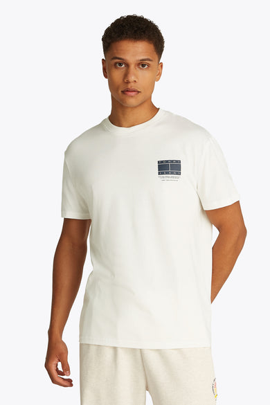 Wit T-shirt met korte mouwen van Tommy Jeans met logo op de borst, gedragen met een beige joggingbroek.