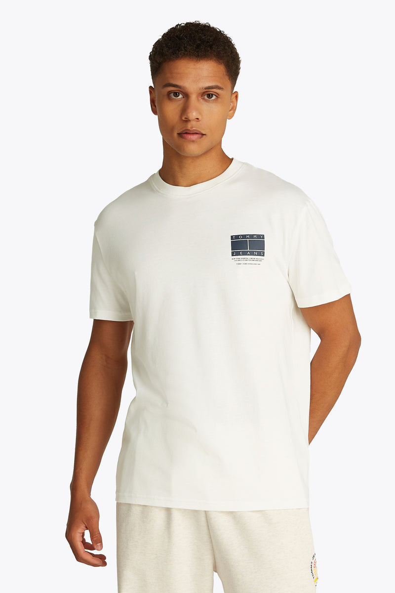 Wit T-shirt met korte mouwen van Tommy Jeans met logo op de borst, gedragen met een beige joggingbroek.