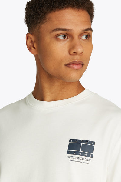 T-shirt blanc à manches courtes de TOMMY JEANS, avec un logo carré sur la poitrine.
