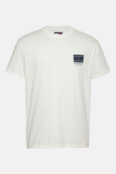 T-shirt à manches courtes blanc de TOMMY JEANS avec logo carré bleu marine sur la poitrine.