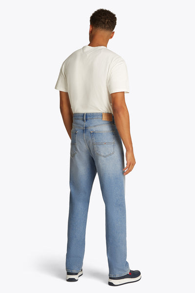 Rechte lichtblauwe denim jeans van TOMMY JEANS, gedragen met een wit T-shirt, achtergezicht.