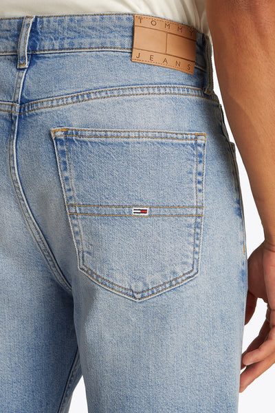 Jean droit en denim bleu clair de TOMMY JEANS, avec une poche arrière ornée du logo subtil.