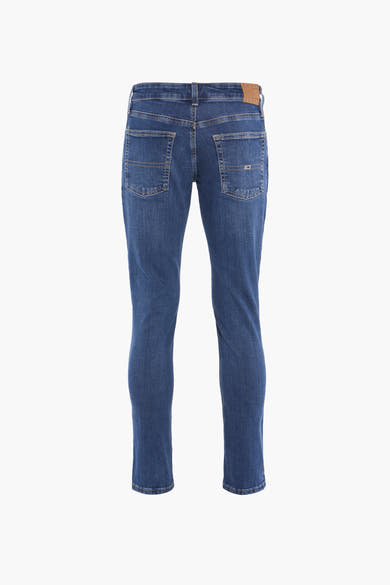 Jeans slim en denim bleu moyen de TOMMY JEANS, avec poches arrière et une étiquette en cuir à la ceinture.