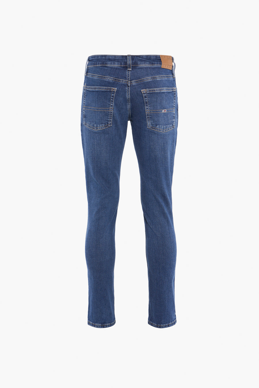 Jeans slim en denim bleu moyen de TOMMY JEANS, avec poches arrière et une étiquette en cuir à la ceinture.