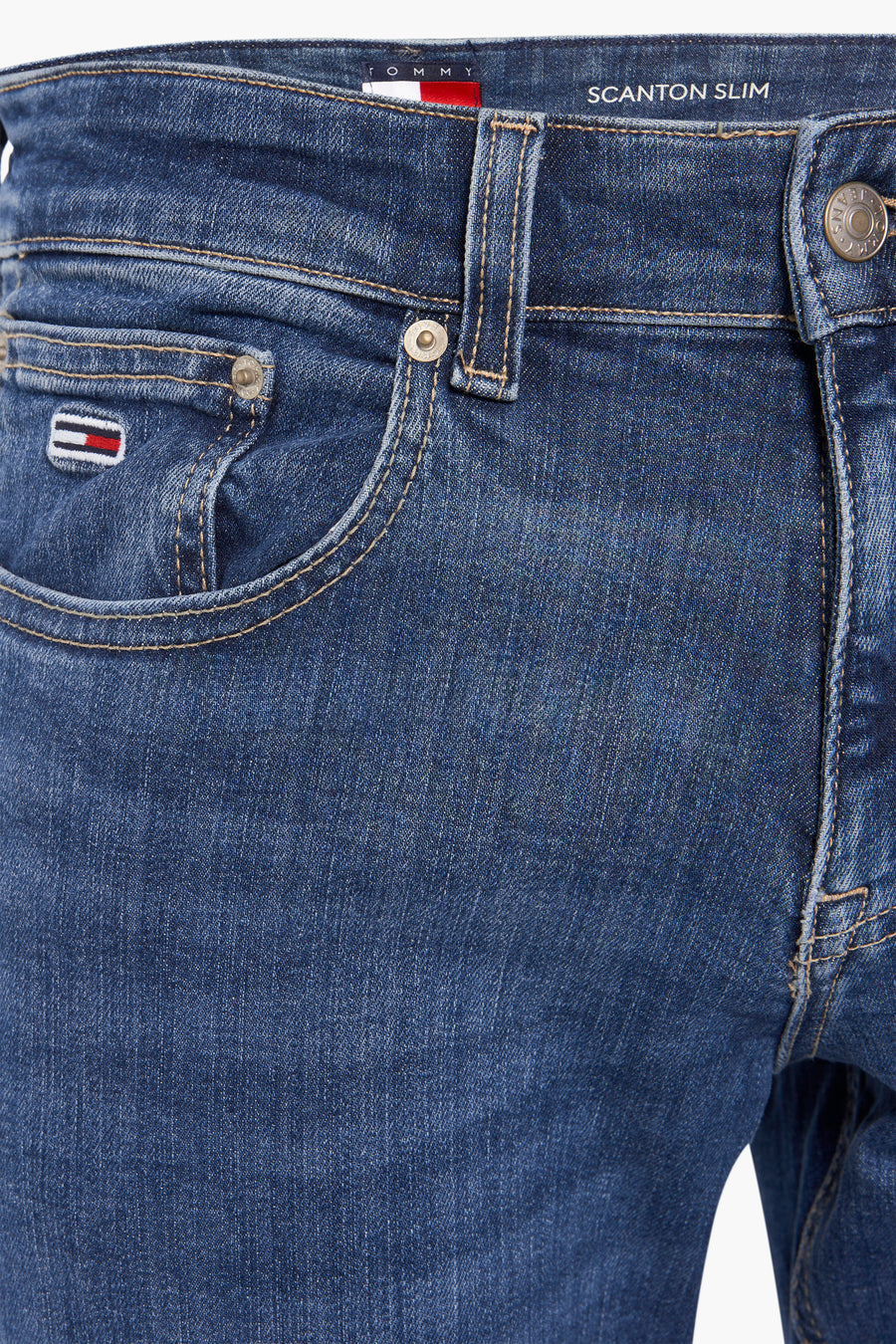 Jean slim en denim bleu moyen de TOMMY JEANS, détail de la poche avant avec le logo.