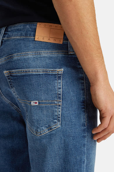 Tommy Jeans lichtblauwe skinny jeans, met achterzak versierd met het iconische logo.