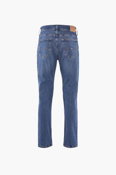 Jeans droit en denim bleu moyen de TOMMY JEANS, avec poches arrière et étiquette en cuir à la taille.