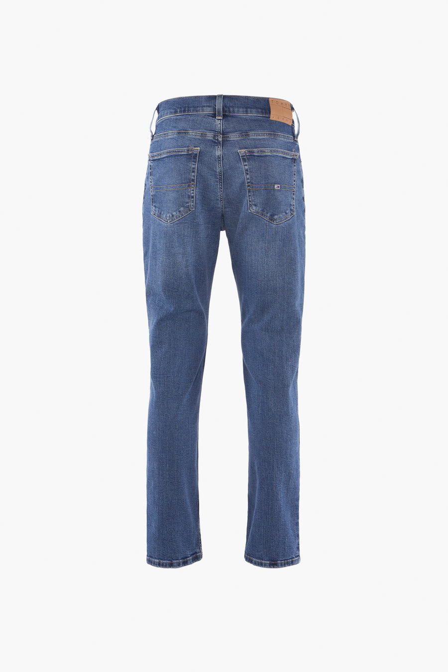 Jeans droit en denim bleu moyen de TOMMY JEANS, avec poches arrière et étiquette en cuir à la taille.