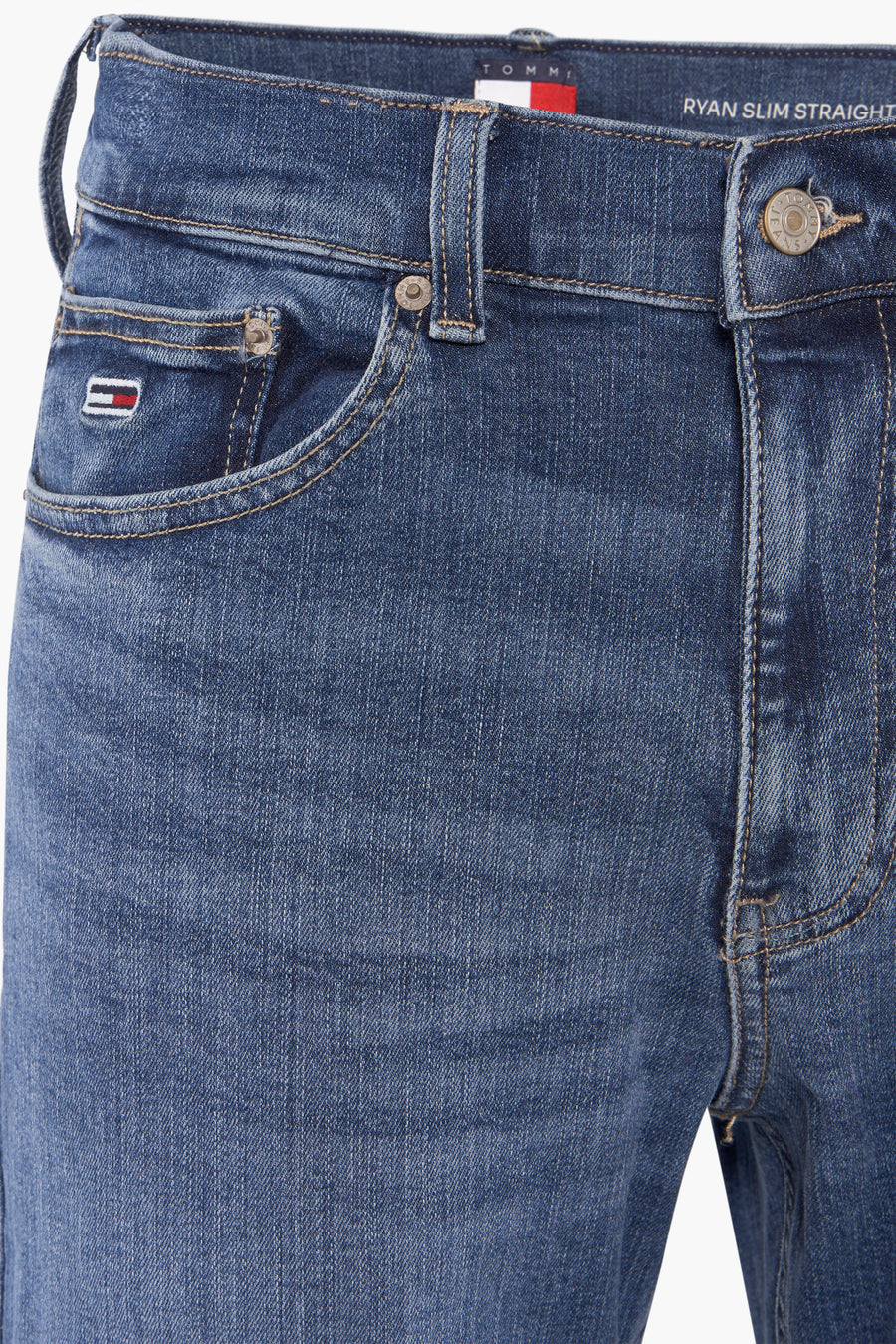 Jean droit bleu denim par TOMMY JEANS, avec poche ticket ornée du logo signature.