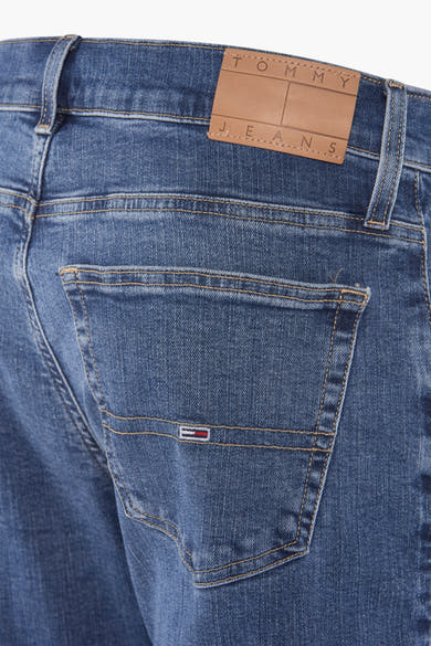 Rechte middellange blauwe jeans van Tommy Jeans, met een achterzak versierd met een discreet logo.