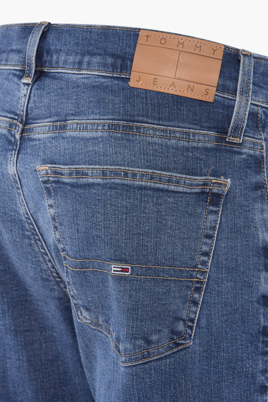 Rechte middellange blauwe jeans van Tommy Jeans, met een achterzak versierd met een discreet logo.