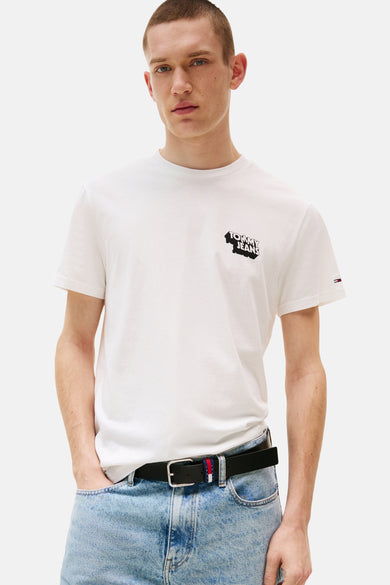Wit T-shirt met korte mouwen van TOMMY JEANS, gedragen met een spijkerbroekshort en witte sneakers.