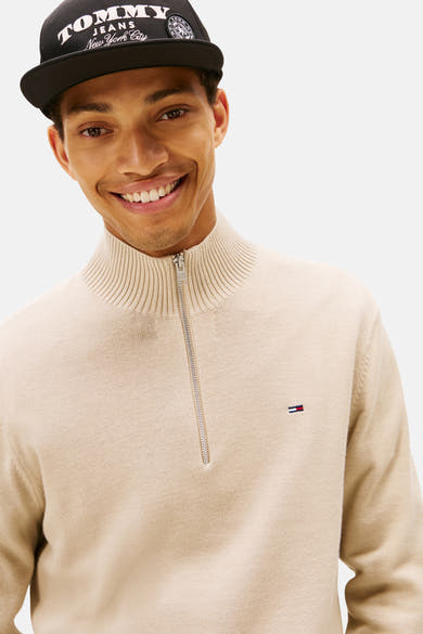Beige opstaande kraag sweatshirt van TOMMY JEANS, met ritssluiting en klein vlaglogo.