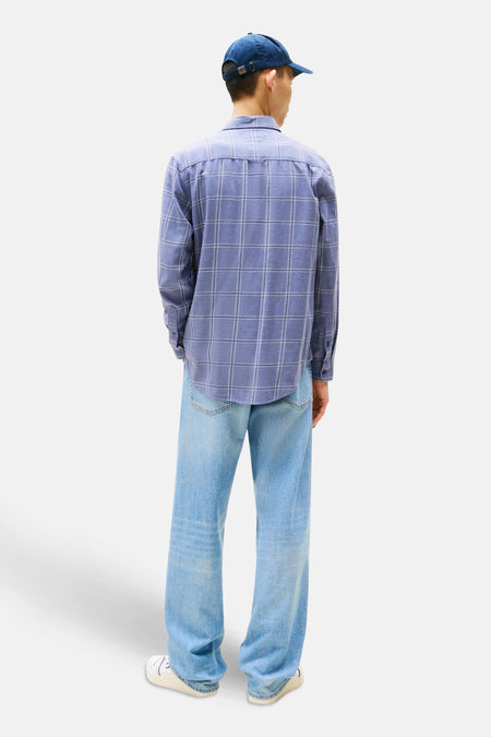 Blauw geruit overhemd met lange mouwen van TOMMY JEANS, gedragen met een lichtblauwe jeans en een blauwe pet