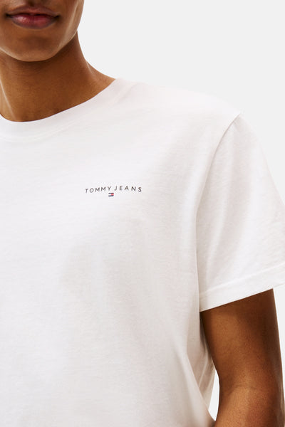 T-shirt blanc à manches courtes de TOMMY JEANS, avec le logo sur la poitrine et coupe classique.