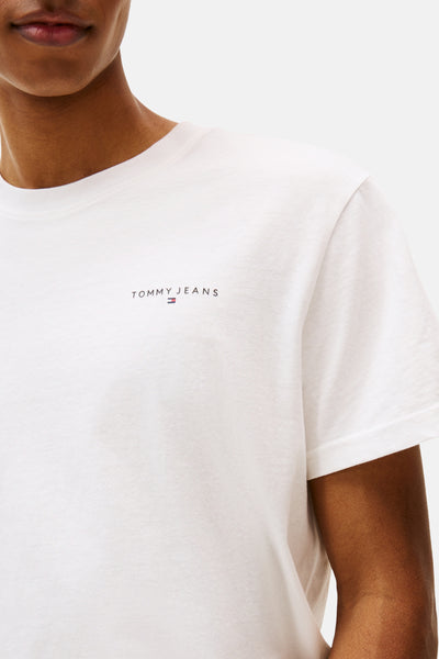 T-shirt à manches courtes blanc de Tommy Jeans avec le logo de la marque sur le devant.