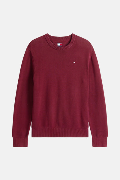 Pull bordeaux à col rond de TOMMY JEANS, en maille fine et orné d'un petit logo sur la poitrine.