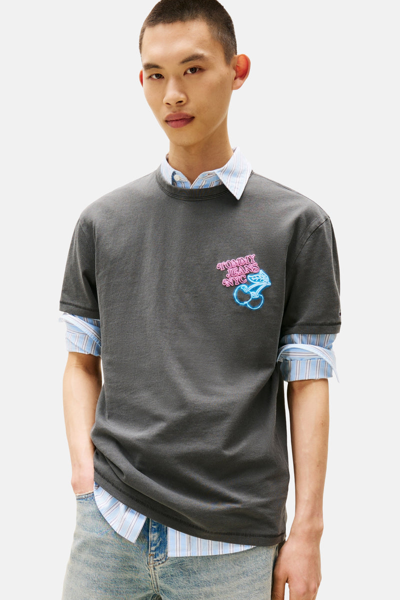 Grijze T-shirt met korte mouwen van TOMMY JEANS met een neon kersenprint en een gestreept blauw overhemd eronder.