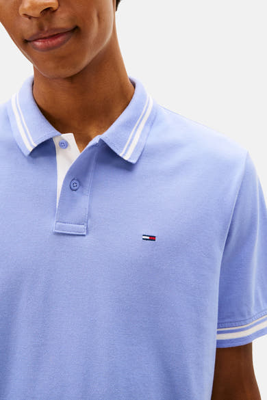 Polo mauve à manches courtes de TOMMY JEANS, col rayé blanc et détail du logo subtil.