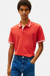 Rood poloshirt met korte mouwen van TOMMY JEANS, met witte strepen op de kraag en mouwen.