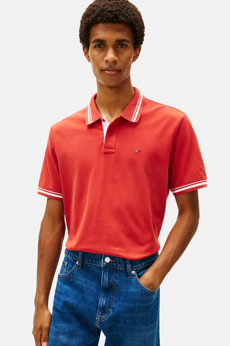 Rood poloshirt met korte mouwen van TOMMY JEANS, met witte strepen op de kraag en mouwen.