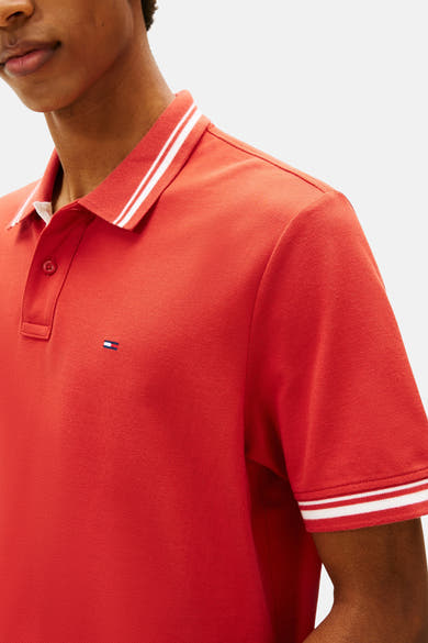 Rood poloshirt met korte mouwen van TOMMY JEANS, met gestreepte kraag en boorden.