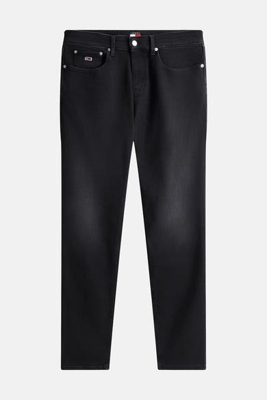 Jeans slim noir en denim de TOMMY JEANS avec logo drapeau sur la petite poche, vue de face.