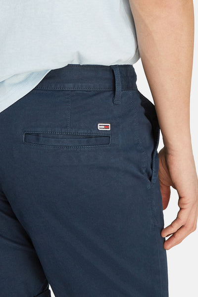 Short bleu par TOMMY JEANS, avec une poche arrière passepoilée et un logo discret de la marque.
