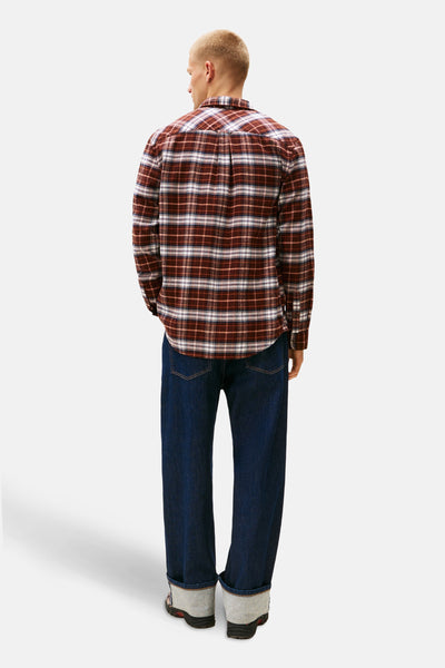 Bruin geruit overhemd met lange mouwen van TOMMY JEANS, van achteren gezien, gedragen met een blauwe spijkerbroek.