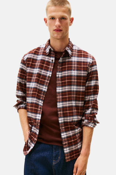 Bruin overhemd met lange mouwen van TOMMY JEANS, geruit met witte en blauwe details, gedragen over een effen T-shirt.