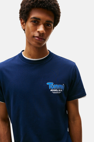 T-shirt à manches courtes bleu marine de TOMMY JEANS avec logo bleu imprimé sur le devant.