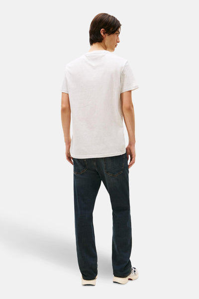 Grijze gemêleerde T-shirt met korte mouwen van TOMMY JEANS, gedragen met een donkere spijkerbroek, achtergezicht.