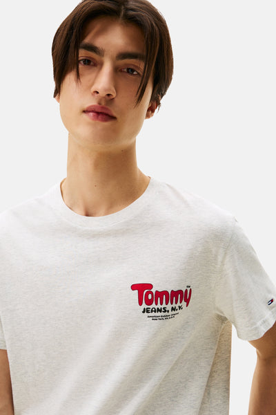 T-shirt à manches courtes gris chiné de Tommy Jeans, avec logo rouge et inscription noire sur le devant.