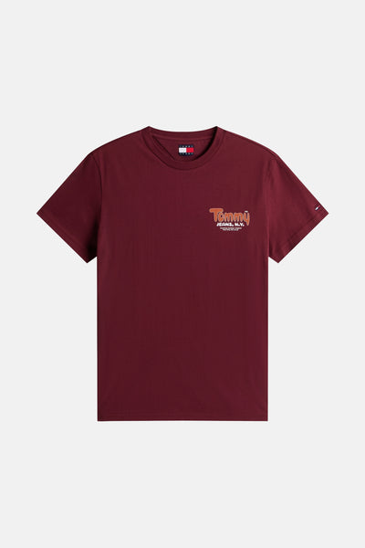 T-shirt rouge à manches courtes de Tommy Jeans, avec un logo décoratif sur le devant.