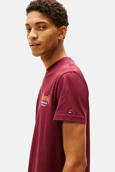 T-shirt à manches courtes rouge de TOMMY JEANS, avec un logo sur le devant et le drapeau iconique sur la manche.