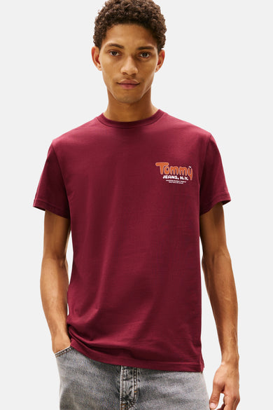 Rood T-shirt met korte mouwen van TOMMY JEANS, met een logoprint op de borst, gedragen met een casual spijkerbroek