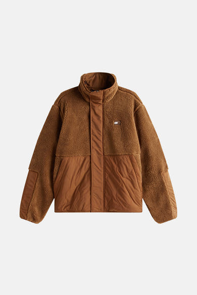 Bruine jas met schapenvachteffect van TOMMY JEANS, met gewatteerde inzetstukken en opstaande kraag.