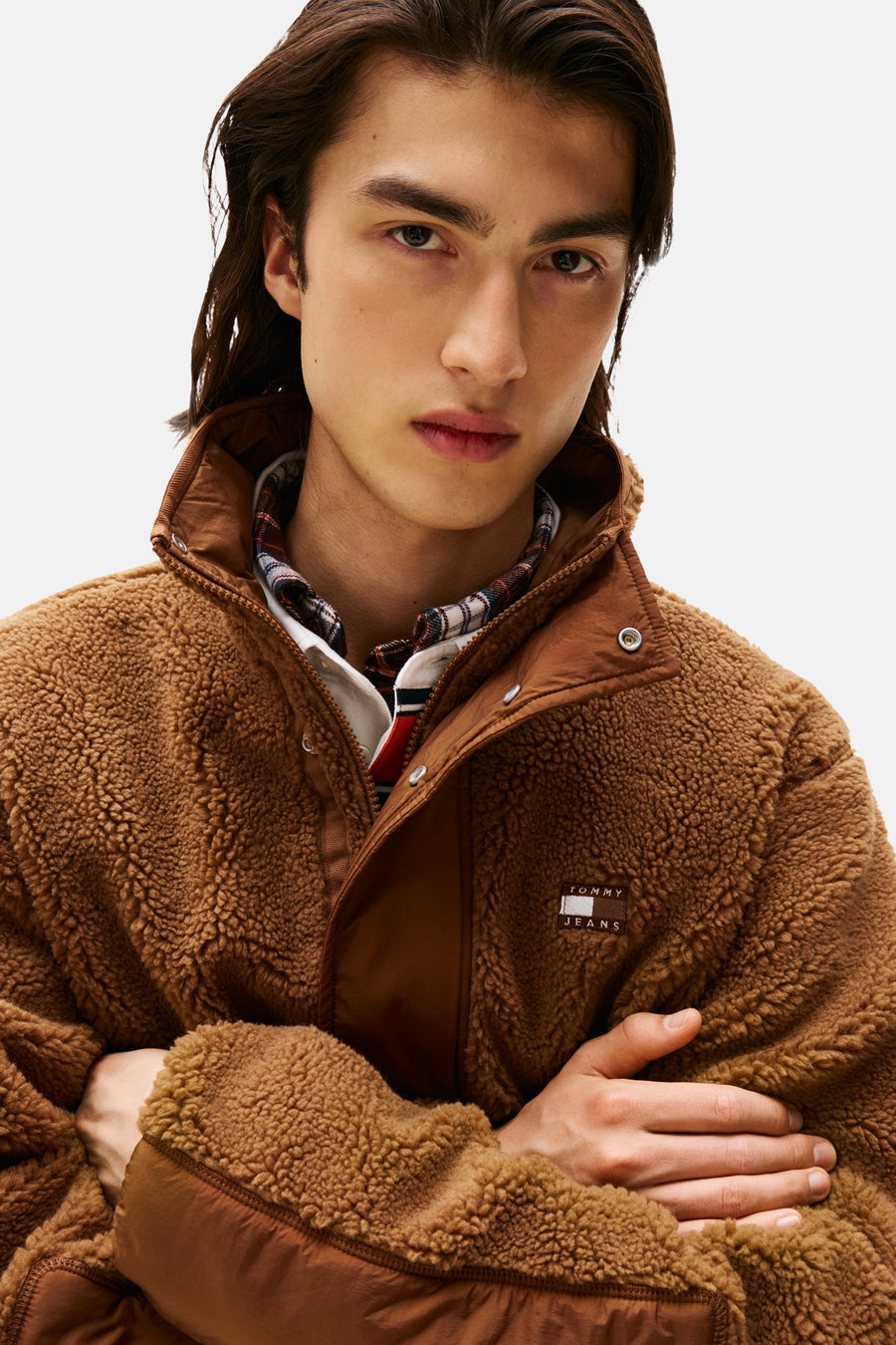 Bruine teddyjas van TOMMY JEANS met opstaande kraag en gladde details.