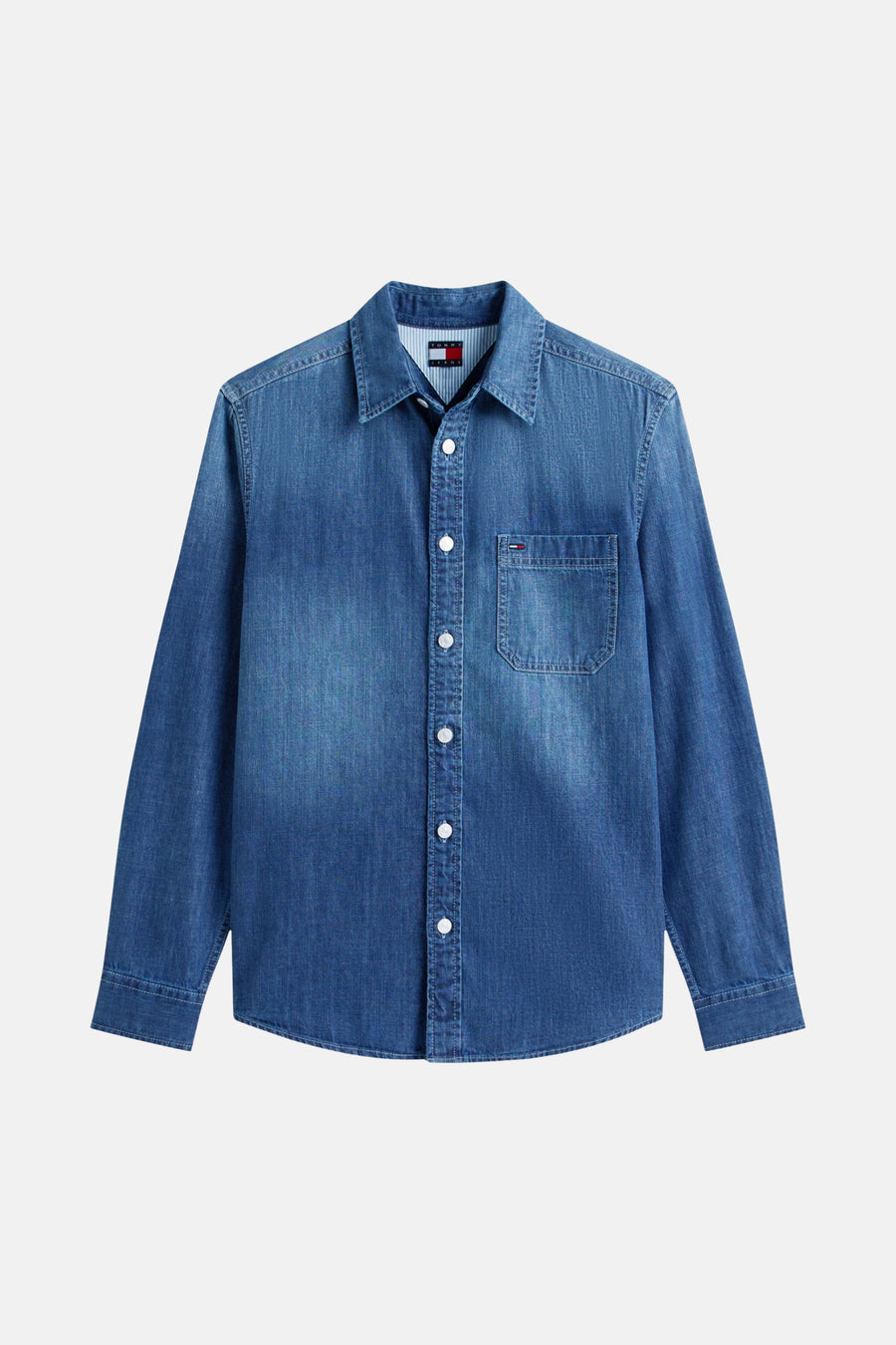 Chemise en jean bleu moyen de TOMMY JEANS avec poche poitrine et boutons blancs.