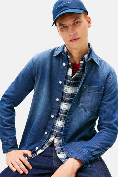 Chemise en jean bleu moyen de TOMMY JEANS avec une chemise à carreaux et un t-shirt rayé en dessous.