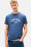 Blauw T-shirt met korte mouwen van TOMMY JEANS, met een driehoekige inzet op de rug, gedragen met een wijde jeans.