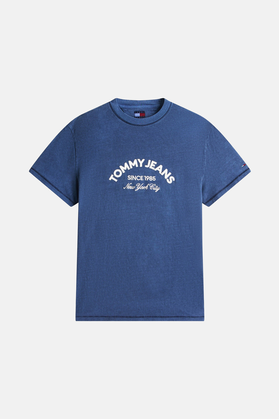 Blauw T-shirt met korte mouwen van TOMMY JEANS met een witte opdruk op de voorkant.