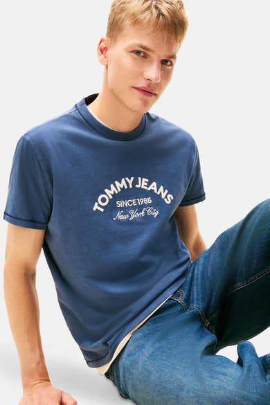 Blauw T-shirt met korte mouwen van TOMMY JEANS, gedragen met een spijkerbroek.