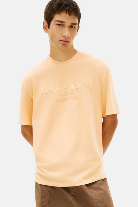 T-shirt à manches courtes orange de TOMMY JEANS avec inscription en relief sur le devant.